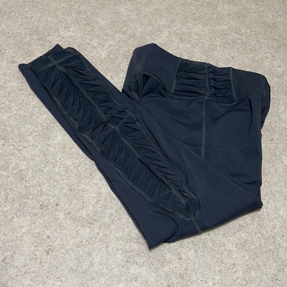 VICTORIA SPORT TOTAL KNOCKOUT SHORT GRAY LASER CUT CAPRI LENGTH LEGGINGS - Picture 3 of 11